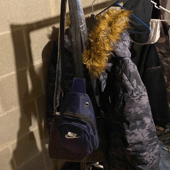 Here I have a Nike mini bag for men women and teens - Picture 2 of 2